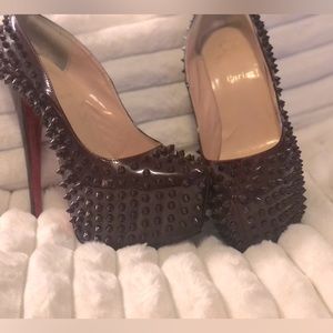 Christian LouBoutin 7 inch pumps. size eur40 !